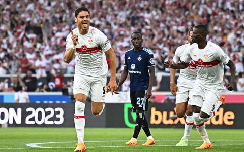 Konstantinos Mavropanos (l) sorgte beim VfB-Sieg gegen den HSV für den frühen Stuttgarter Führungstreffer. - Foto: Tom Weller/dpa
