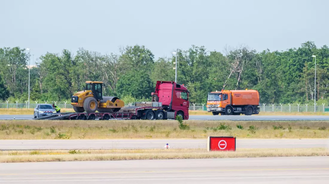 Bereits nach wenigen Betriebsstunden musste eine frisch sanierte Landebahn auf dem Frankfurter Flughafen kurzzeitig wieder geschlossen werden. - Bild: Andreas Arnold/dpa