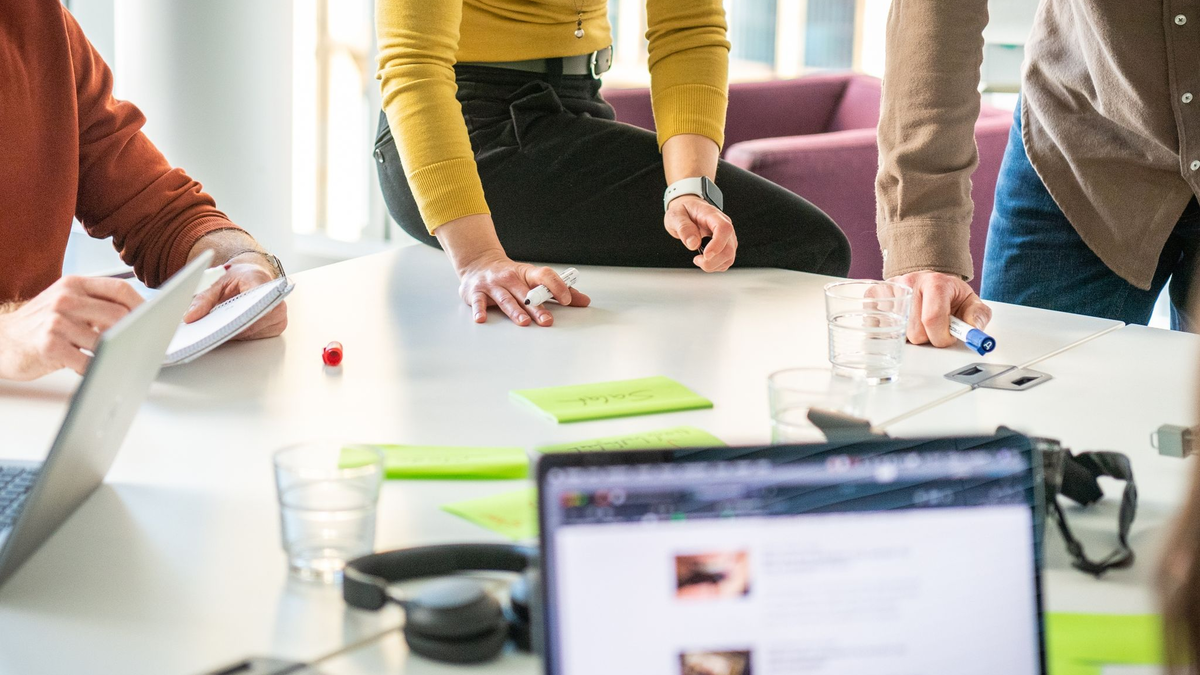 Wer sich weiterbildet, kann danach mit einem höheren Einkommen rechnen. - Foto: Zacharie Scheurer/dpa-tmn
