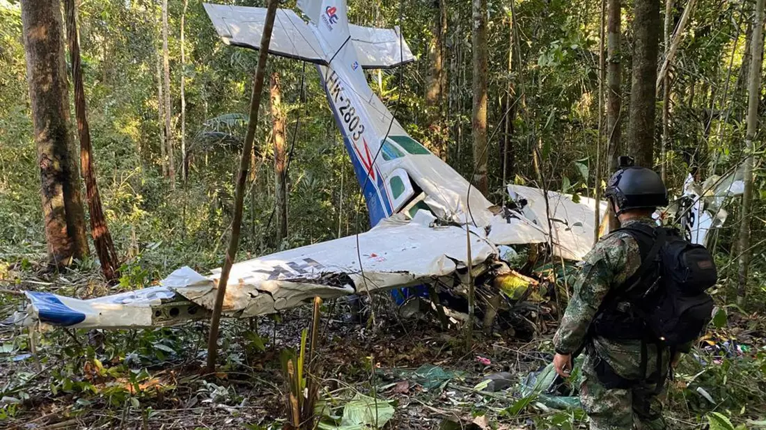 Das Wrack der Cessna C206, die am 18. Mai 2023 im kolumbianischen Dschungel abgestürzt ist. - Bild: -/Pressebüro der kolumbianischen Streitkräfte via AP/dpa