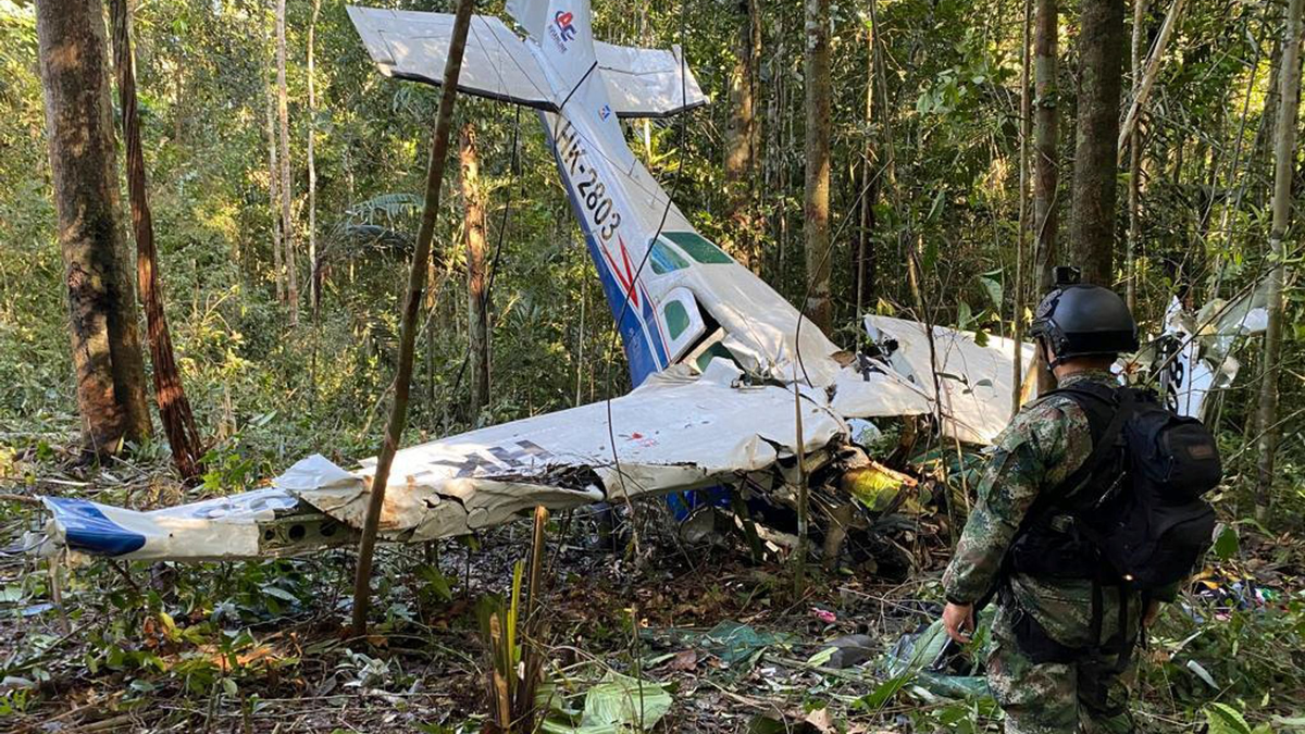 Das Wrack der Cessna C206, die am 18. Mai 2023 im kolumbianischen Dschungel abgestürzt ist. - Foto: -/Pressebüro der kolumbianischen Streitkräfte via AP/dpa