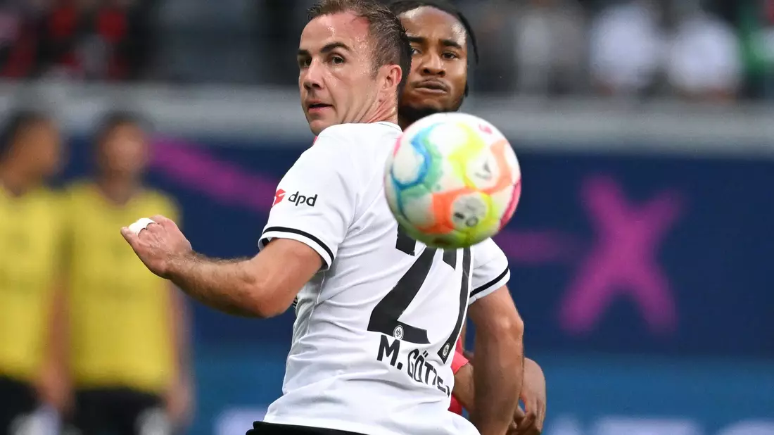 Frankfurts Mario Götze (l) und Leipzigs Christopher Nkunku kämpfen um den Ball. - Bild: Arne Dedert/dpa