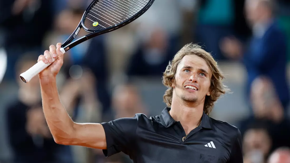 Der deutsche Alexander Zverev feiert seinen Sieg im Viertelfinale und zieht damit zum 4. Mal in Folge ins Halbfinale der French Open. - Bild: Jean-Francois Badias/AP/dpa