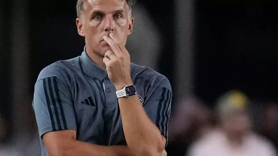 Wurde als MLS-Trainer von Inter Miami entlassen: Phil Neville. - Bild: Rebecca Blackwell/AP/dpa