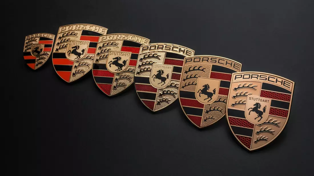 Die letzten Aktualisierung des Porsche-Logos ist auf der rechten Seite zu sehen. - Bild: Porsche/dpa
