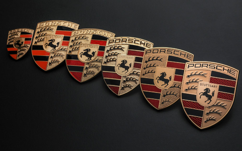 Die letzten Aktualisierung des Porsche-Logos ist auf der rechten Seite zu sehen. - Foto: Porsche/dpa