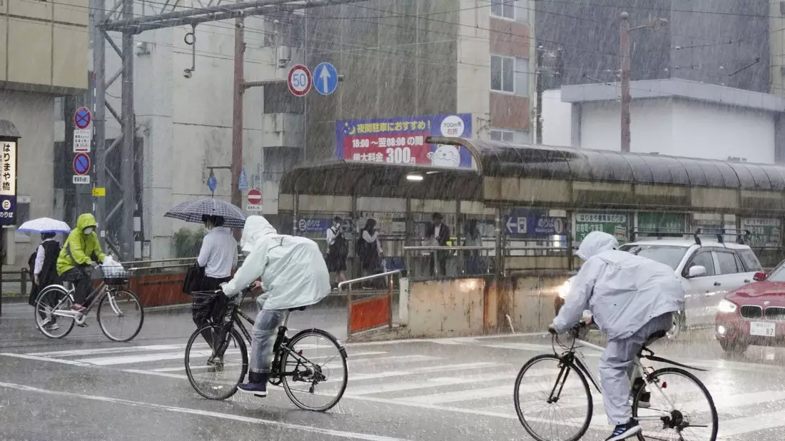 Starke Regen im südjapanischen Kochi. Der Tropensturm Mawar bringt schwere Regenfälle auf die südlichen Hauptinseln Japans. - Bild: -/Kyodo News via AP/dpa