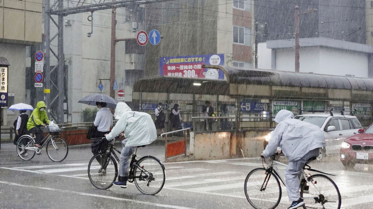 Starke Regen im südjapanischen Kochi. Der Tropensturm Mawar bringt schwere Regenfälle auf die südlichen Hauptinseln Japans. - Foto: -/Kyodo News via AP/dpa