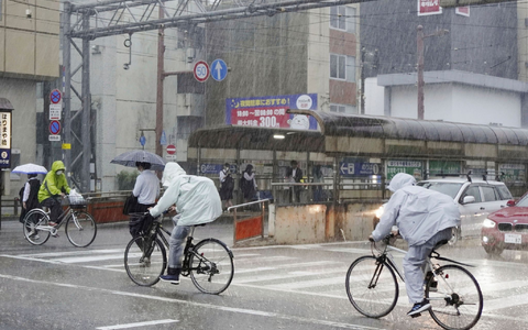 Starke Regen im südjapanischen Kochi. Der Tropensturm Mawar bringt schwere Regenfälle auf die südlichen Hauptinseln Japans. - Foto: -/Kyodo News via AP/dpa