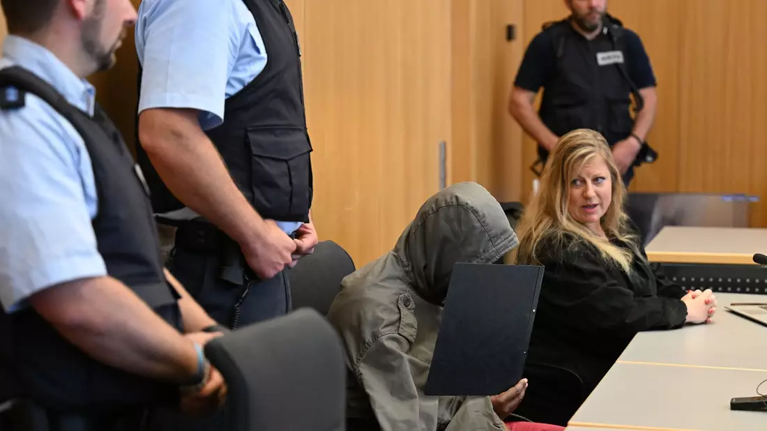 Der Angeklagte im Gerichtssaal in Ulm. - Bild: Felix Kästle/dpa