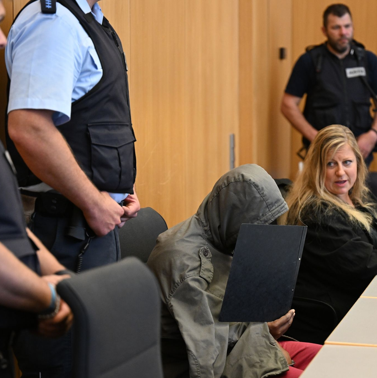 Der Angeklagte im Gerichtssaal in Ulm. - Foto: Felix Kästle/dpa