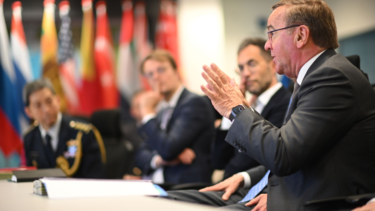 Bundesverteidigungsminister Boris Pistorius (r) in Singapur. - Foto: Britta Pedersen/dpa