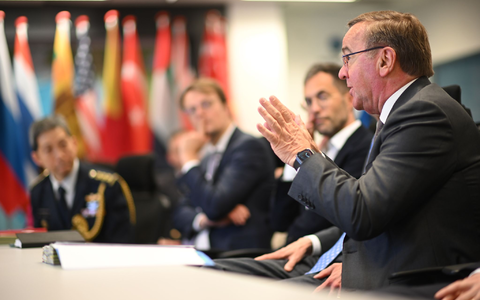 Bundesverteidigungsminister Boris Pistorius (r) in Singapur. - Foto: Britta Pedersen/dpa