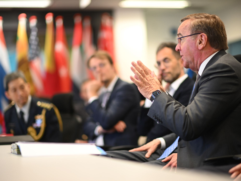 Bundesverteidigungsminister Boris Pistorius (r) in Singapur. - Foto: Britta Pedersen/dpa