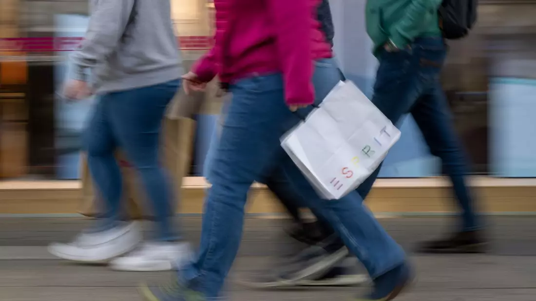 Shoppen? Ja, aber nur ein bisschen. Die Neigung zu Anschaffungen nimmt laut GfK nur minimal zu. - Bild: Monika Skolimowska/dpa