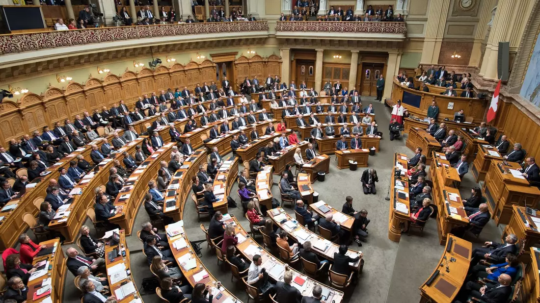 Das Schweizer Parlament bleibt beim Nein: Es lehnt ein Gesetz ab, das anderen Staaten die Weitergabe von Schweizer Rüstungsmaterial an die Ukraine erlaubt hätte. - Bild: Anthony Anex/KEYSTONE/POOL/dpa