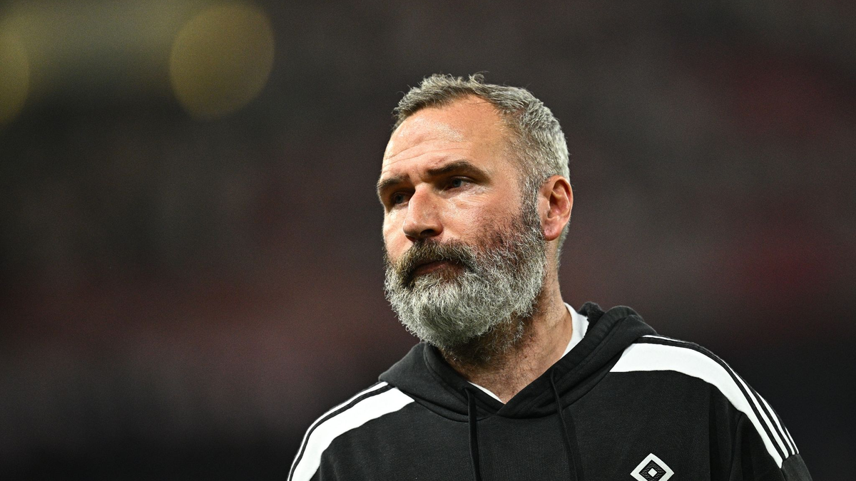 Steht nach dem verlorenen Relegationshinspiel mit dem Rücken zur Wand: Hamburgs Trainer Tim Walter. - Foto: Tom Weller/dpa