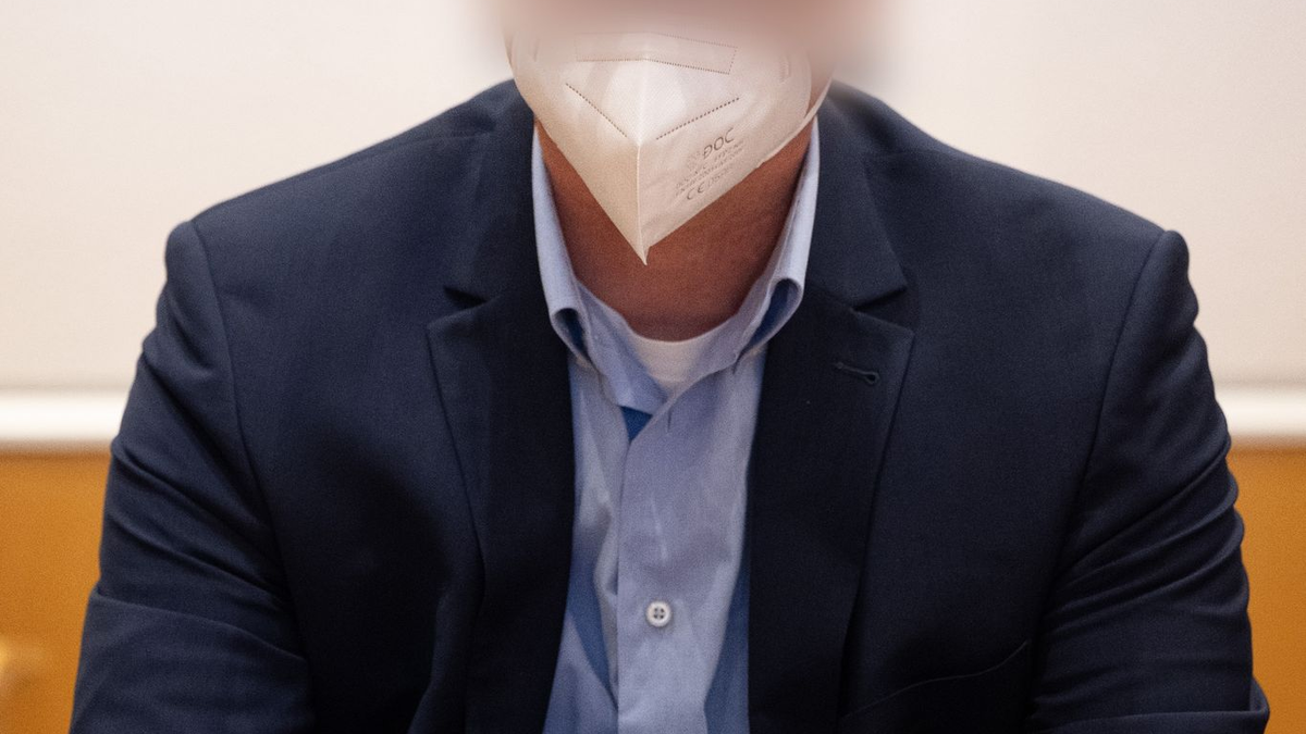 Der Angeklagte vor Prozessbeginn in Fulda. Der ehemalige Schulleiter ist wegen Kindesmissbrauchs verurteilt worden. - Foto: Sebastian Gollnow/dpa