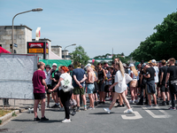 Besucher und Fans sehen sich den Auftritt der Foo Fighters beim Abschluss des Open-Air-Festivals Rock im Park 2023 an. Unter den Festivalbesuchern sind auch immer mehr Ältere. - Foto: Daniel Vogl/dpa