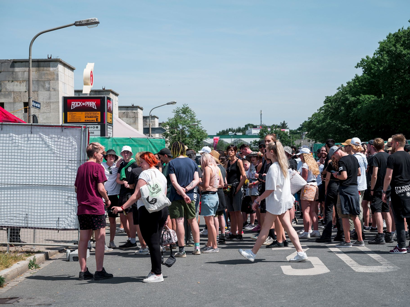 Besucher und Fans sehen sich den Auftritt der Foo Fighters beim Abschluss des Open-Air-Festivals Rock im Park 2023 an. Unter den Festivalbesuchern sind auch immer mehr Ältere. - Foto: Daniel Vogl/dpa
