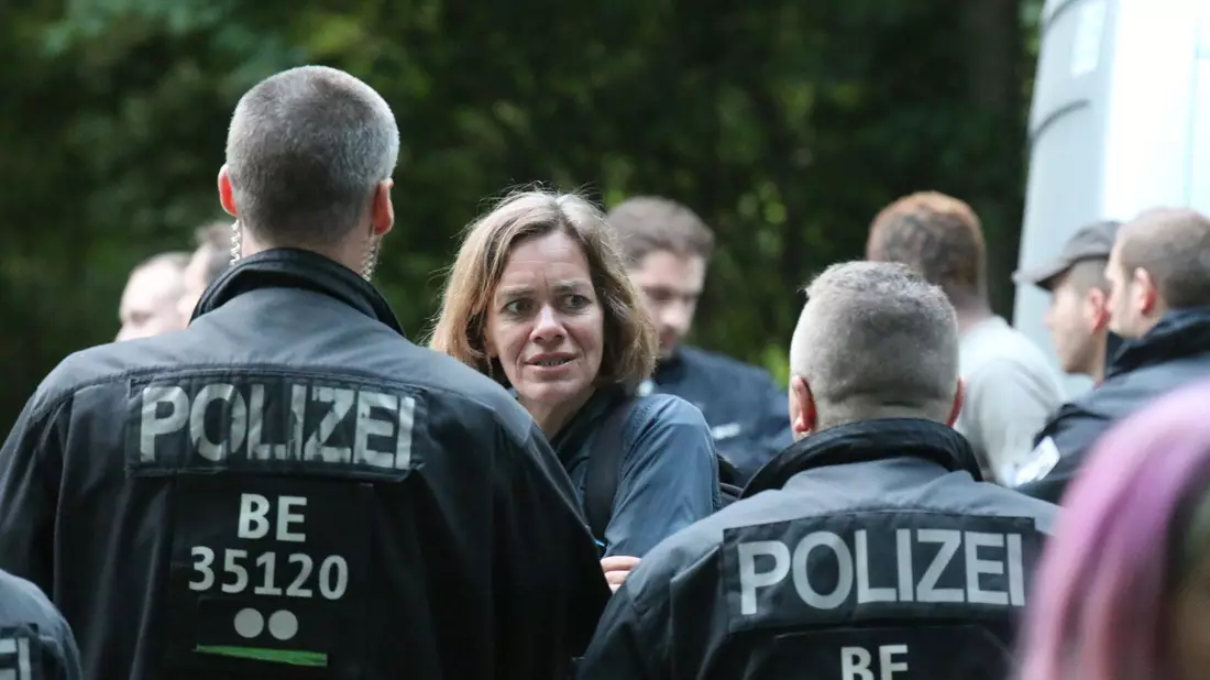 Die Landtagsabgeordnete Juliane Nagel im Gespräch mit Polizisten bei der Demonstration  am 1. Juni in Leipzig. - Bild: News5 / Desk/NEWS5/dpa