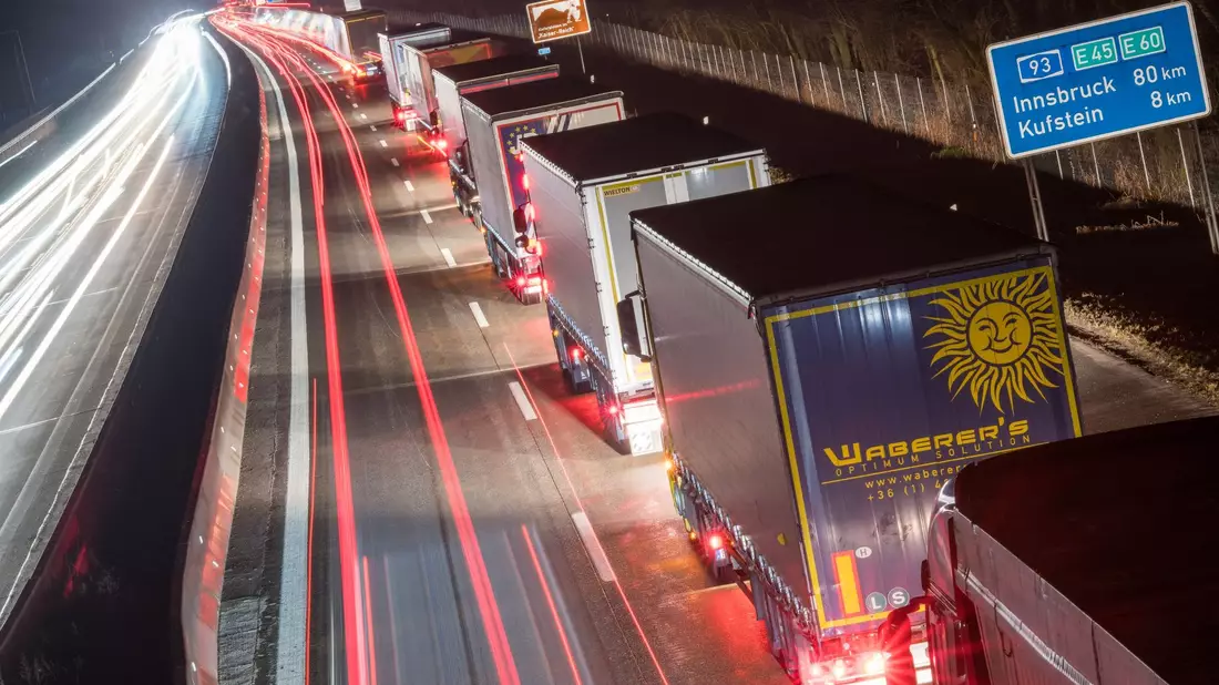 Lastwagen auf der Autobahn A93 vor der bayerisch-österrreichischen Grenze in Fahrtrichtung Österreich. - Bild: Peter Kneffel/dpa