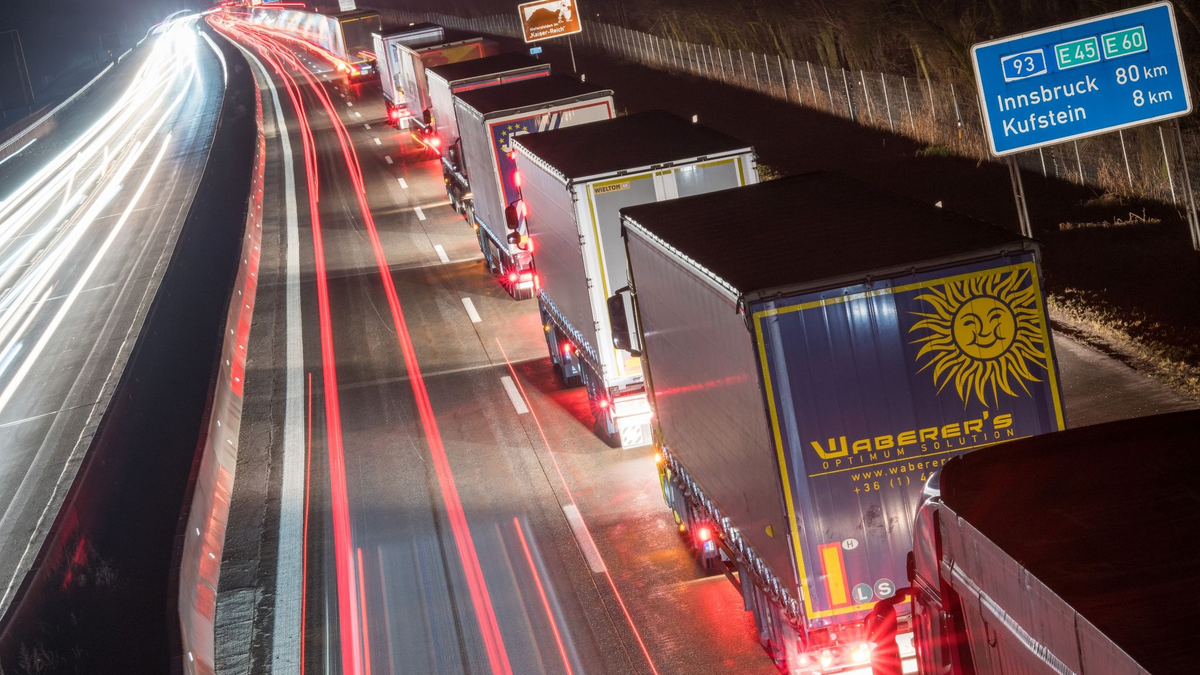 Lastwagen auf der Autobahn A93 vor der bayerisch-österrreichischen Grenze in Fahrtrichtung Österreich. - Foto: Peter Kneffel/dpa