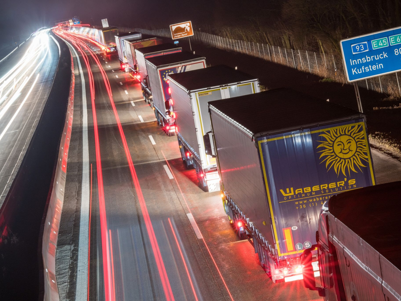 Lastwagen auf der Autobahn A93 vor der bayerisch-österrreichischen Grenze in Fahrtrichtung Österreich. - Foto: Peter Kneffel/dpa