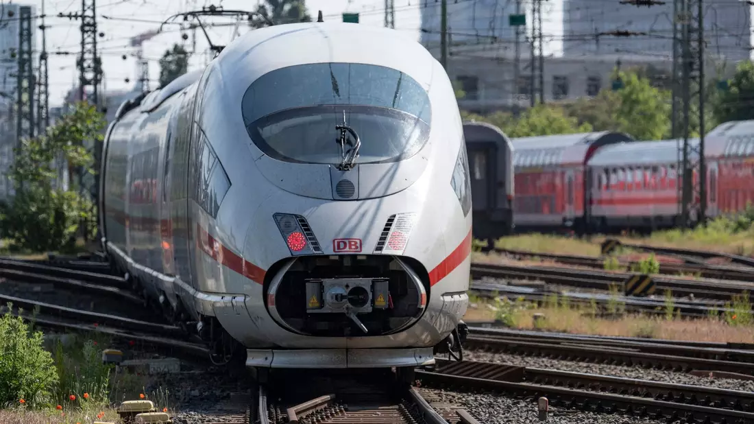 Um Pünktlichkeit langfristig zu verbessern, plant die Bahn ab Juli 2024 umfassende Generalsanierungen wichtiger Strecken. - Bild: Boris Roessler/dpa