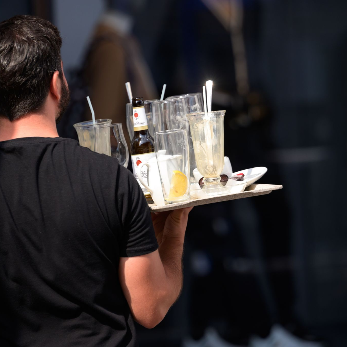 Geringe Tarifbindungsquoten gibt es unter anderem im Gastgewerbe (20 Prozent). - Foto: Jonas Walzberg/dpa