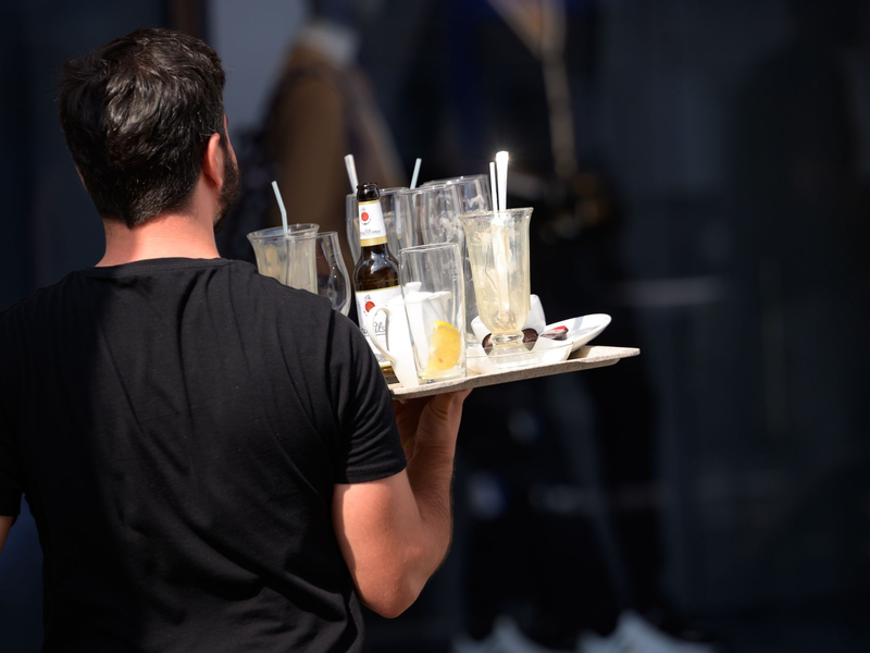 Besonders groß ist der Niedriglohnsektor im Gastgewerbe. - Foto: Jonas Walzberg/dpa