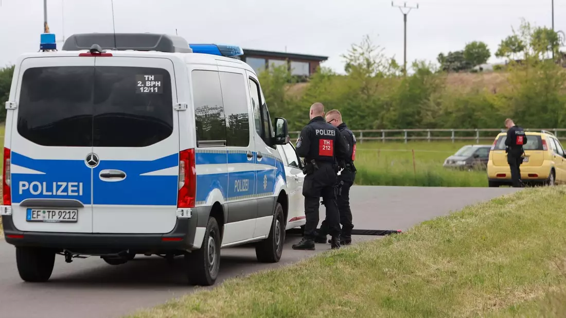 Einsatzkräfte der Polizei kontrollieren vor einem Veranstaltungsgelände anreisende Teilnehmer eines mutmaßlichen Reichsbürgertreffens. - Bild: -/dpa