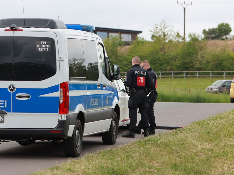 Einsatzkräfte der Polizei kontrollieren vor einem Veranstaltungsgelände anreisende Teilnehmer eines mutmaßlichen Reichsbürgertreffens. - Foto: -/dpa
