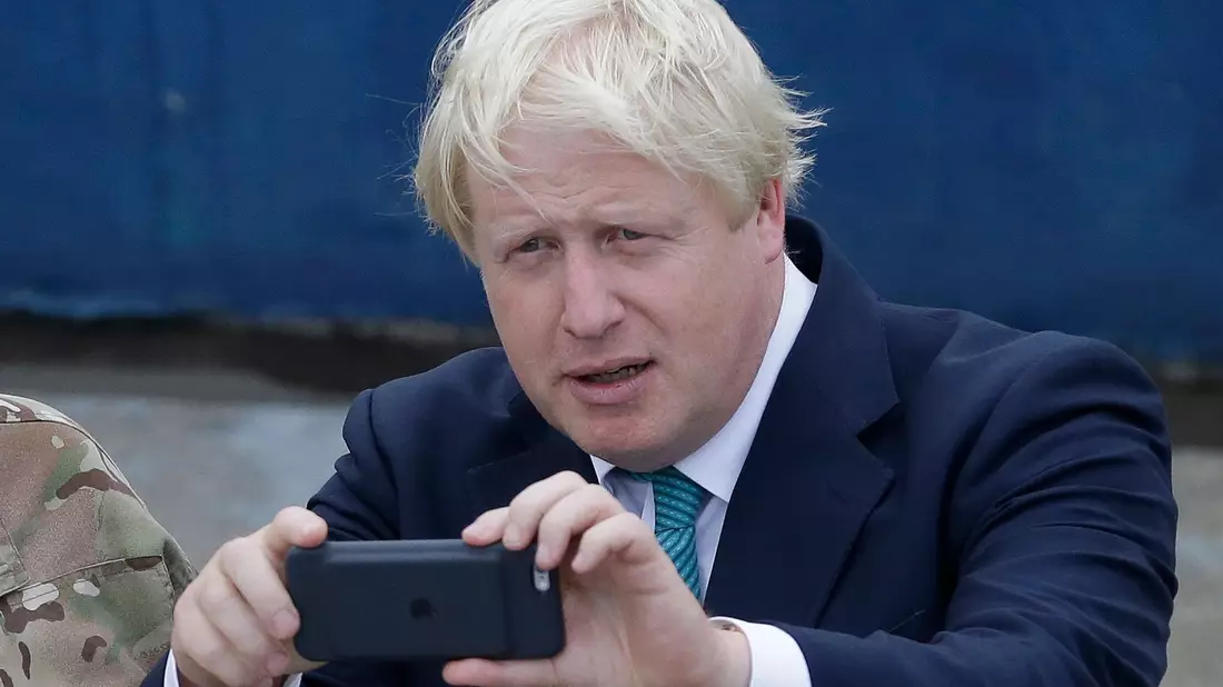 Die Nachrichten auf dem Handy von Boris Johnson sind von großem Interesse. - Bild: Sunday Alamba/AP/dpa