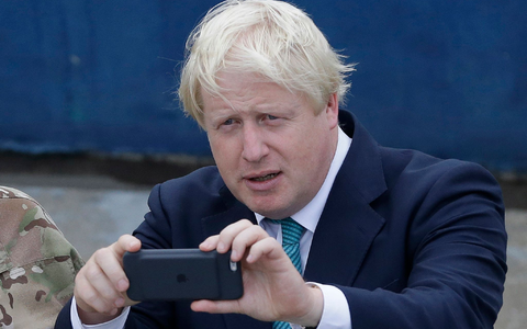 Die Nachrichten auf dem Handy von Boris Johnson sind von großem Interesse. - Foto: Sunday Alamba/AP/dpa Die Nachrichten auf dem Handy von Boris Johnson sind von großem Interesse. - Foto: Sunday Alamba/AP/dpa
