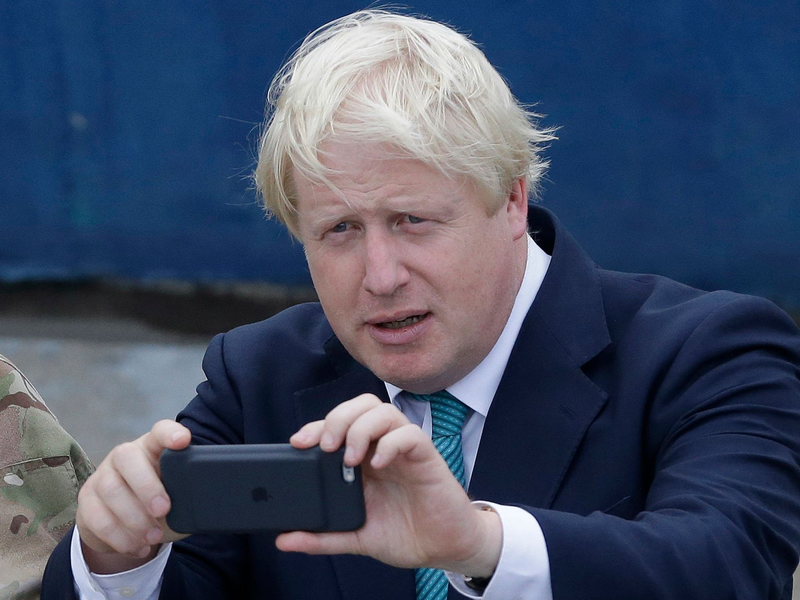 Die Nachrichten auf dem Handy von Boris Johnson sind von großem Interesse. - Foto: Sunday Alamba/AP/dpa