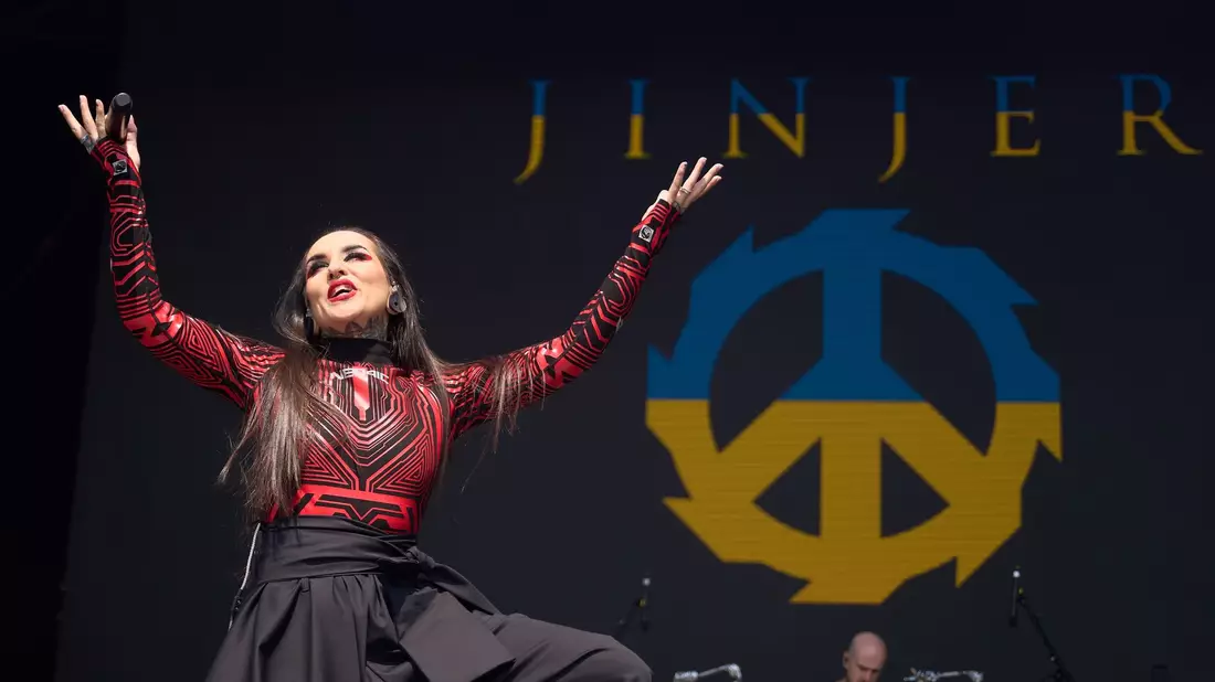 Sängerin Tatiana Shmailyuk von der ukrainischen Rockband Jinjer beim Festival Rock am Ring. - Bild: Thomas Frey/dpa