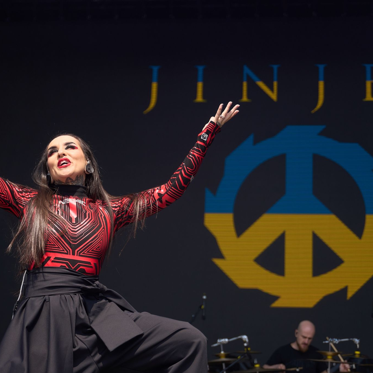 Sängerin Tatiana Shmailyuk von der ukrainischen Rockband Jinjer beim Festival Rock am Ring. - Foto: Thomas Frey/dpa