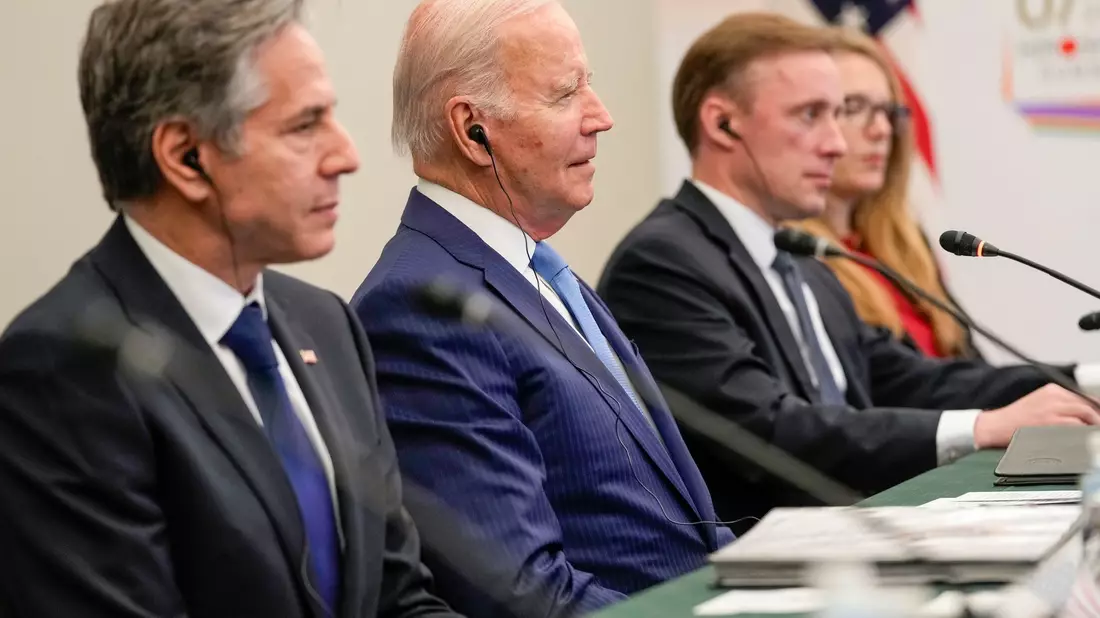 Bidens nationaler Sicherheitsberater Jake Sullivan (r) mit dem US-Präsidenten und US-Außenministern Antony Blinken (l). - Bild: Susan Walsh/AP/dpa