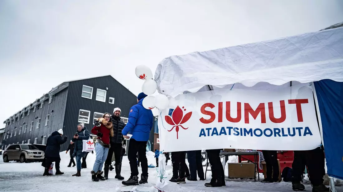 Kandidaten der grönländischen Partei Siumut verteilen Flugblätter. - Bild: Emil Helms/Ritzau Scanpix/AP/dpa