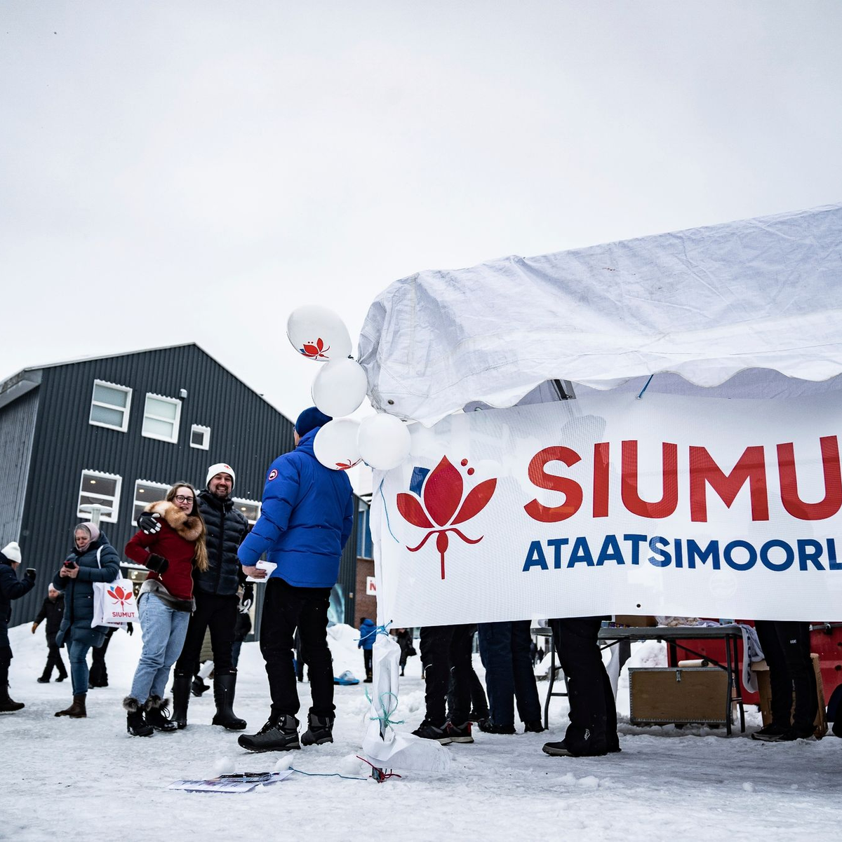 Kandidaten der grönländischen Partei Siumut verteilen Flugblätter. - Foto: Emil Helms/Ritzau Scanpix/AP/dpa