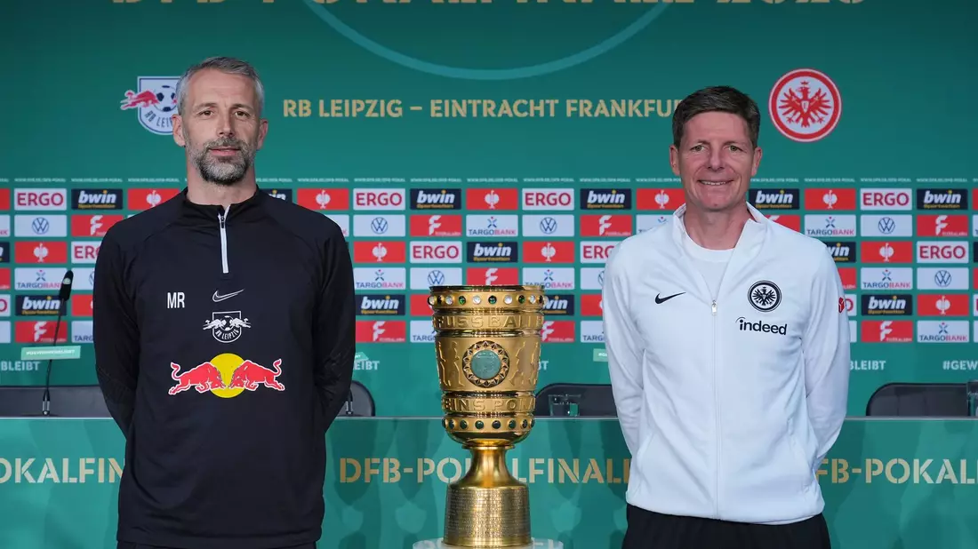 Spielem um den Pokal: Leipzig-Coach Marco Rose (l) und Eintracht-Trainer Oliver Glasner. - Bild: Soeren Stache/dpa