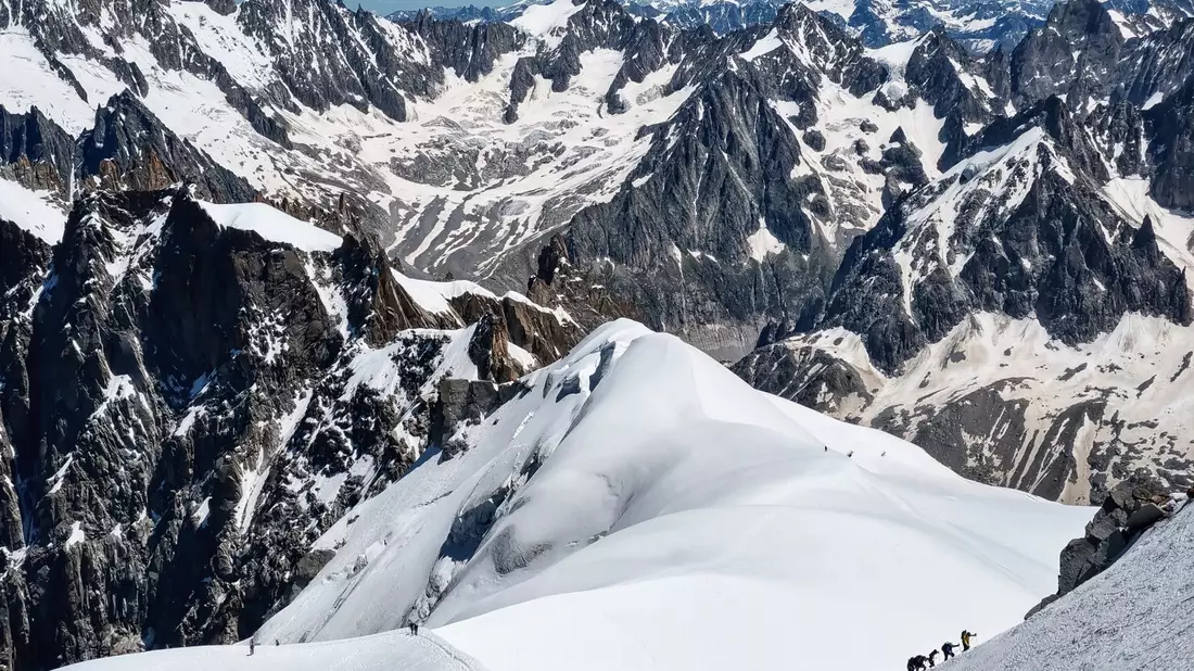 Kletterer auf dem Weg zum Montblanc an der französisch-italienischen Grenze. (Archivbild) - Bild: Sachelle Babbar/ZUMA Wire/dpa