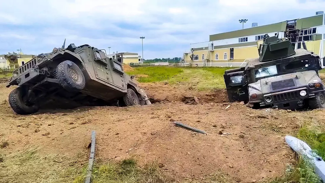 In Belgorod sind am 23. Mai nach Kämpfen beschädigte gepanzerte Militärfahrzeuge zu sehen. - Bild: ---/Russian Defense Ministry Press Service/AP/dpa