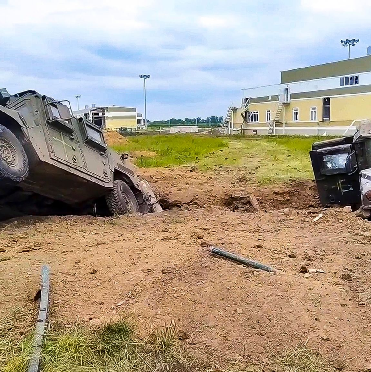 In Belgorod sind am 23. Mai nach Kämpfen beschädigte gepanzerte Militärfahrzeuge zu sehen. - Foto: ---/Russian Defense Ministry Press Service/AP/dpa