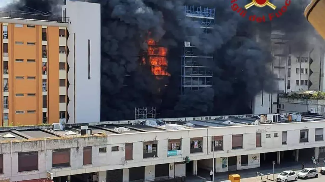 In Rom ist in einem mehrstöckigem Wohngebäude ein großes Feuer ausgebrochen. - Bild: Vigili del Fuoco/dpa