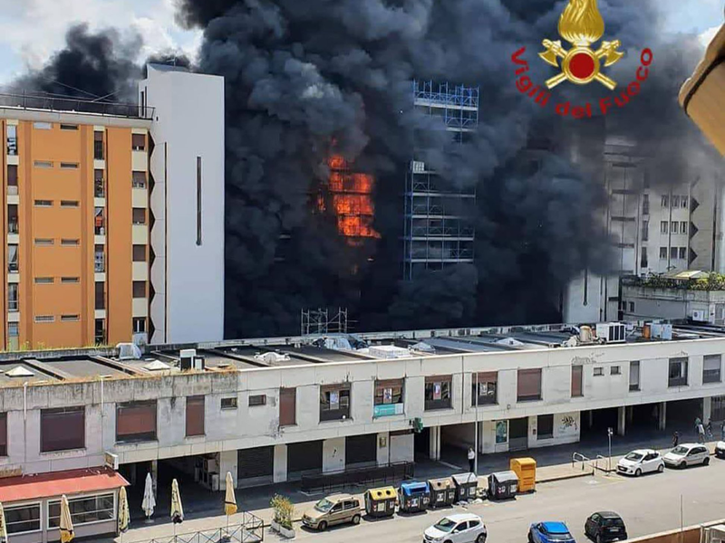 In Rom ist in einem mehrstöckigem Wohngebäude ein großes Feuer ausgebrochen. - Foto: Vigili del Fuoco/dpa