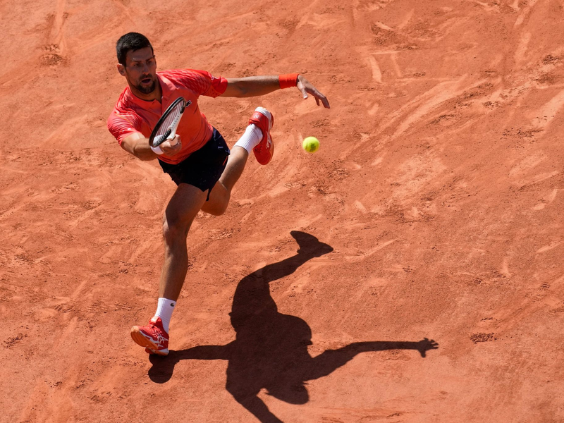 Novak Djokovic musste am Knie operiert werden. - Foto: Christophe Ena/AP/dpa