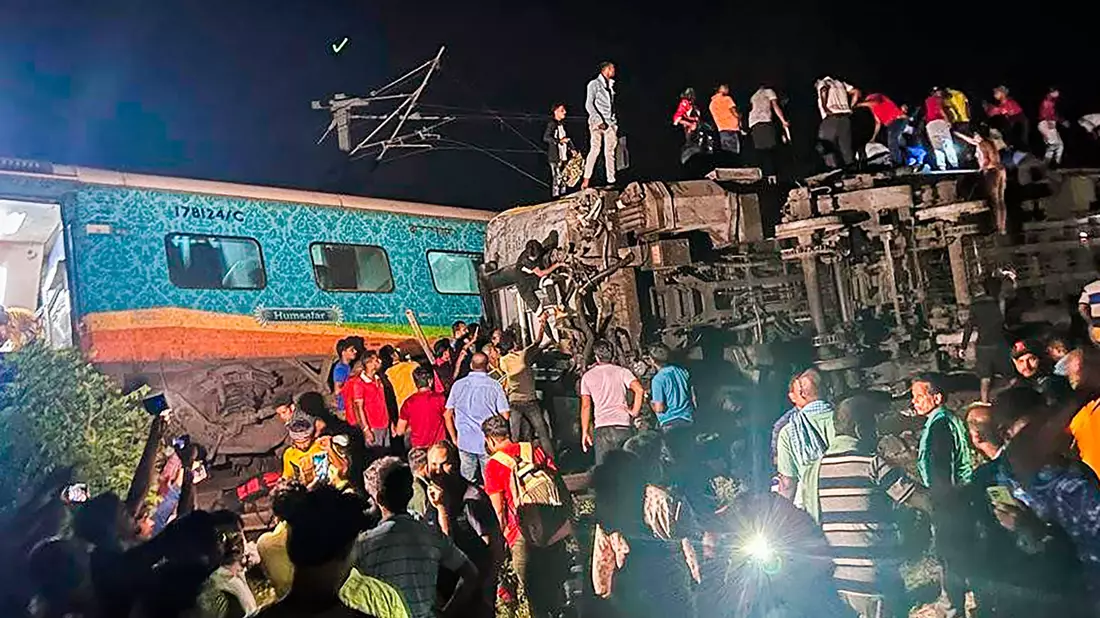 Rettungskräfte arbeiten an der Stelle, an der ein Personenzug im ostindischen Bundesstaat Orissa entgleist ist. - Bild: ---/Press Trust of India/dpa