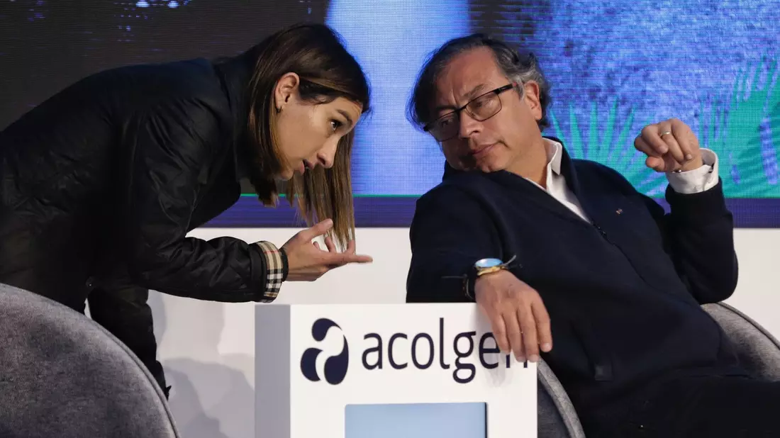 Laura Sarabia (l) im Gespräch mit Gustavo Petro, Präsident von Kolumbien. - Bild: Camila Diaz/colprensa/dpa